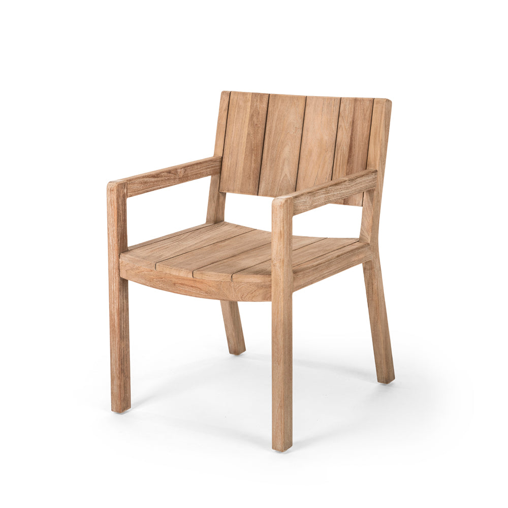 Armlehnenstuhl Mario Teak von Gommaire, Natural Grey Finish für den Outdoorbereich.