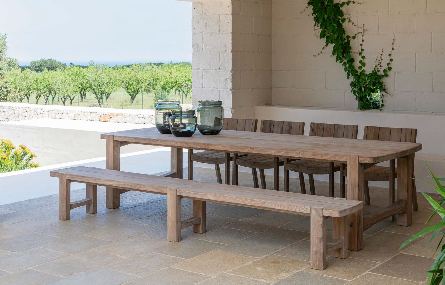 Armlehnenstuhl Mario Teak aus massivem Teakholz Natural Grey | handgefertigt und wetterfest | optionales Sitzpolster in exklusiven Outdoor-Stoffen