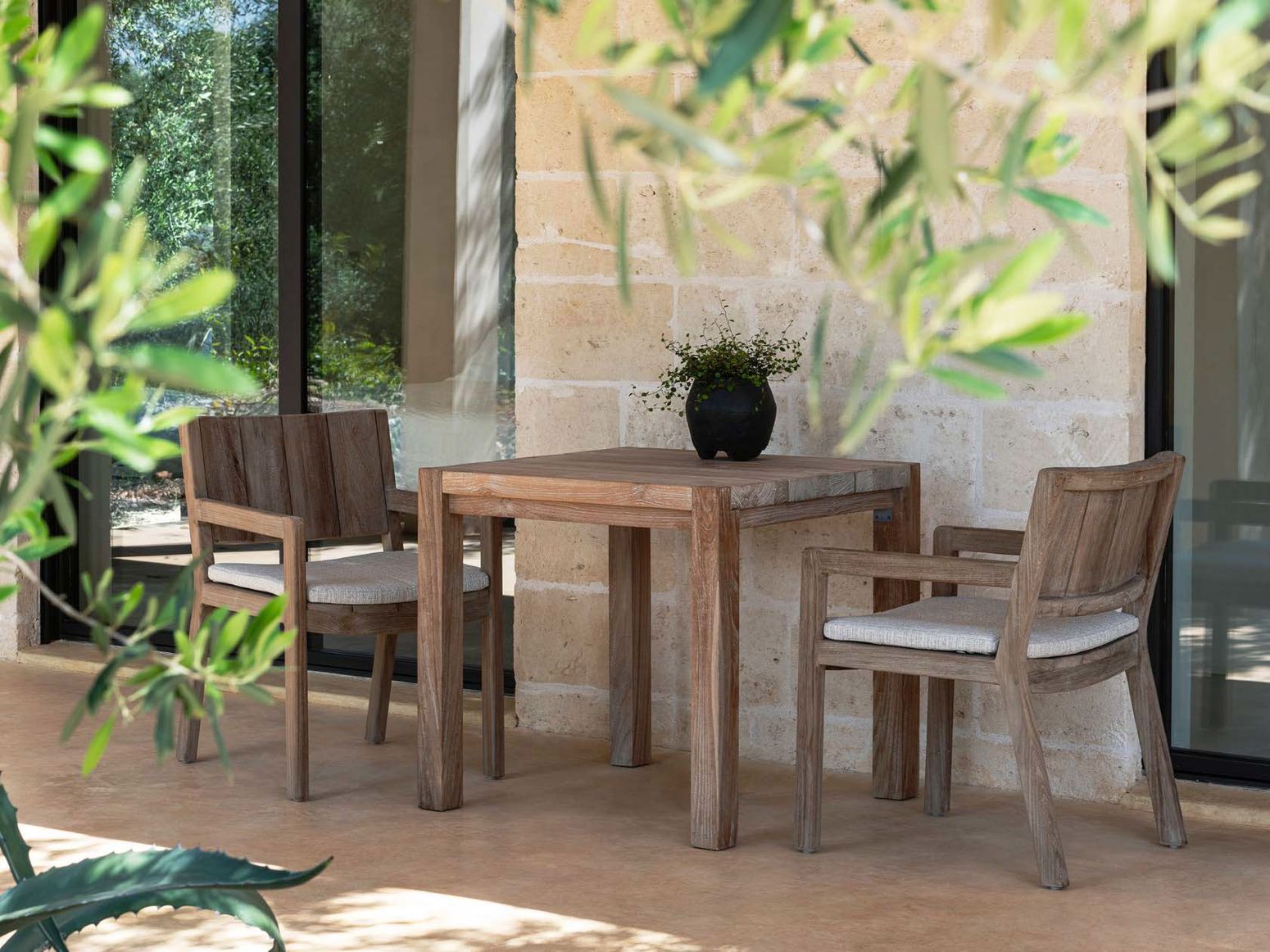 Armlehnenstuhl Mario Teak aus massivem Teakholz Natural Grey | handgefertigt und wetterfest | optionales Sitzpolster in exklusiven Outdoor-Stoffen