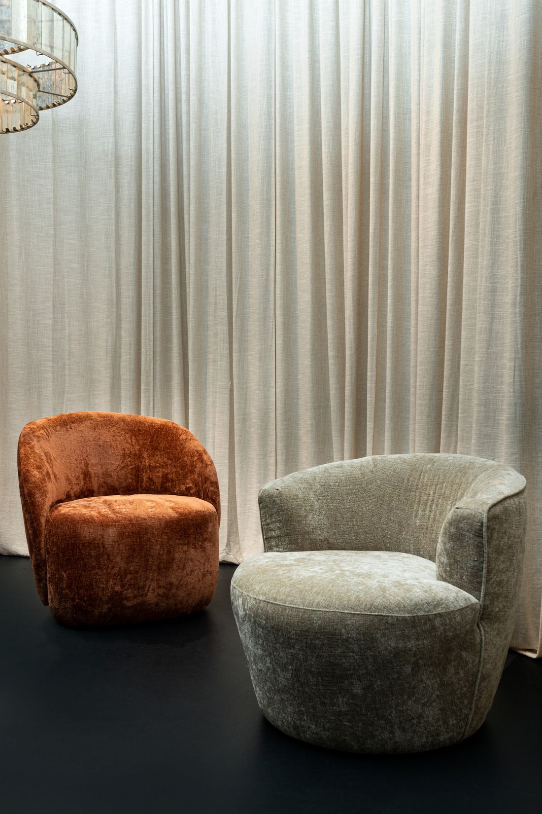 Wohnzimmerambiente mit PTMD Sessel Grasa in Off White und Dekoelementen