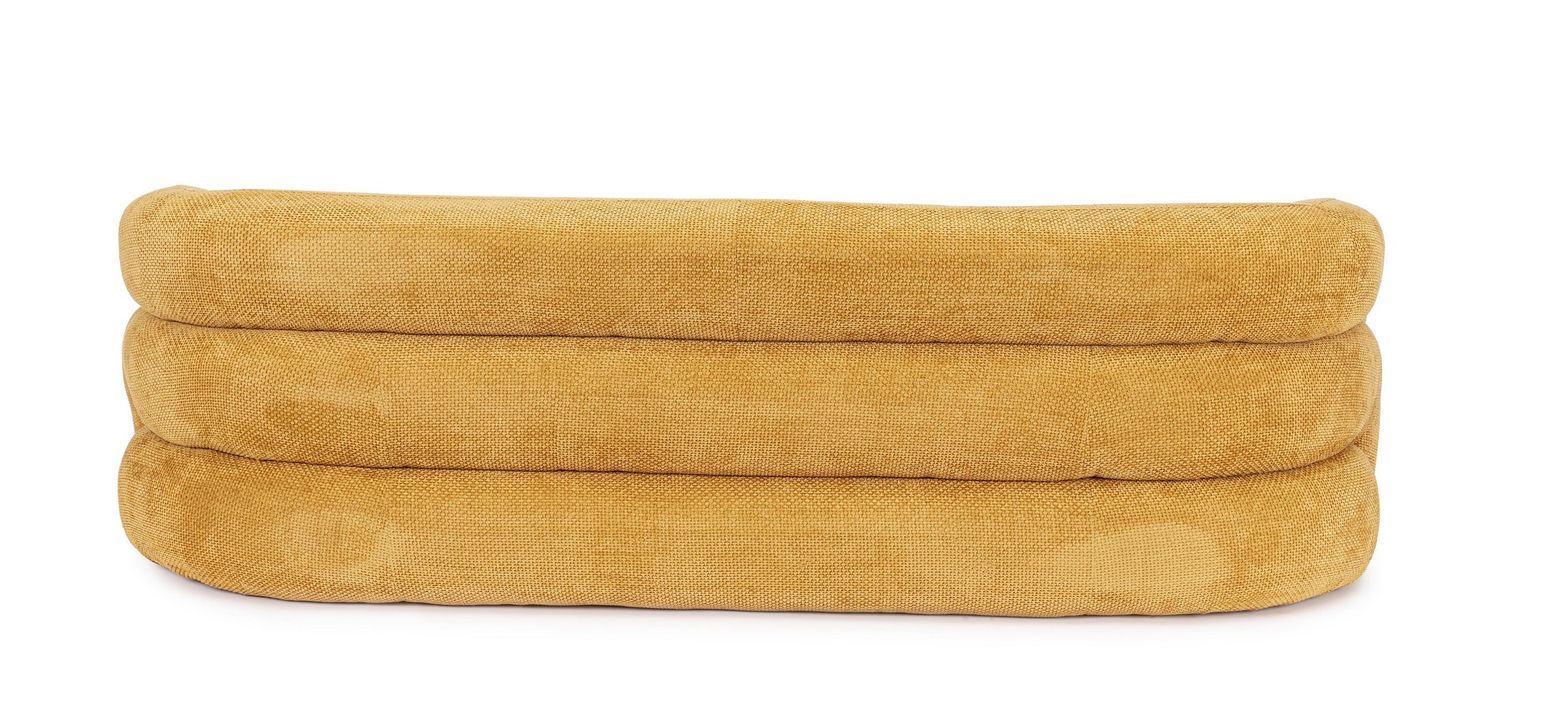 Sofa Clemence in Senf von Bizzotto, leuchtende Farbe und geschwungene Form.