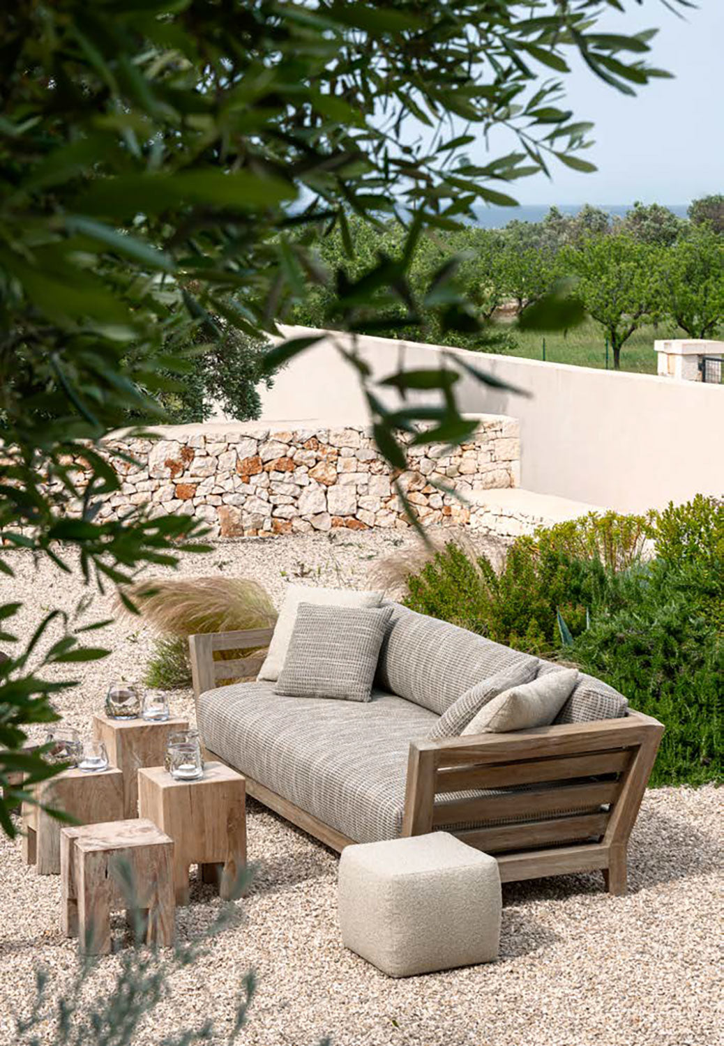 Gommaire Sofa Mia auf einer modernen Terrasse – exklusiv bei STUFF Shop.