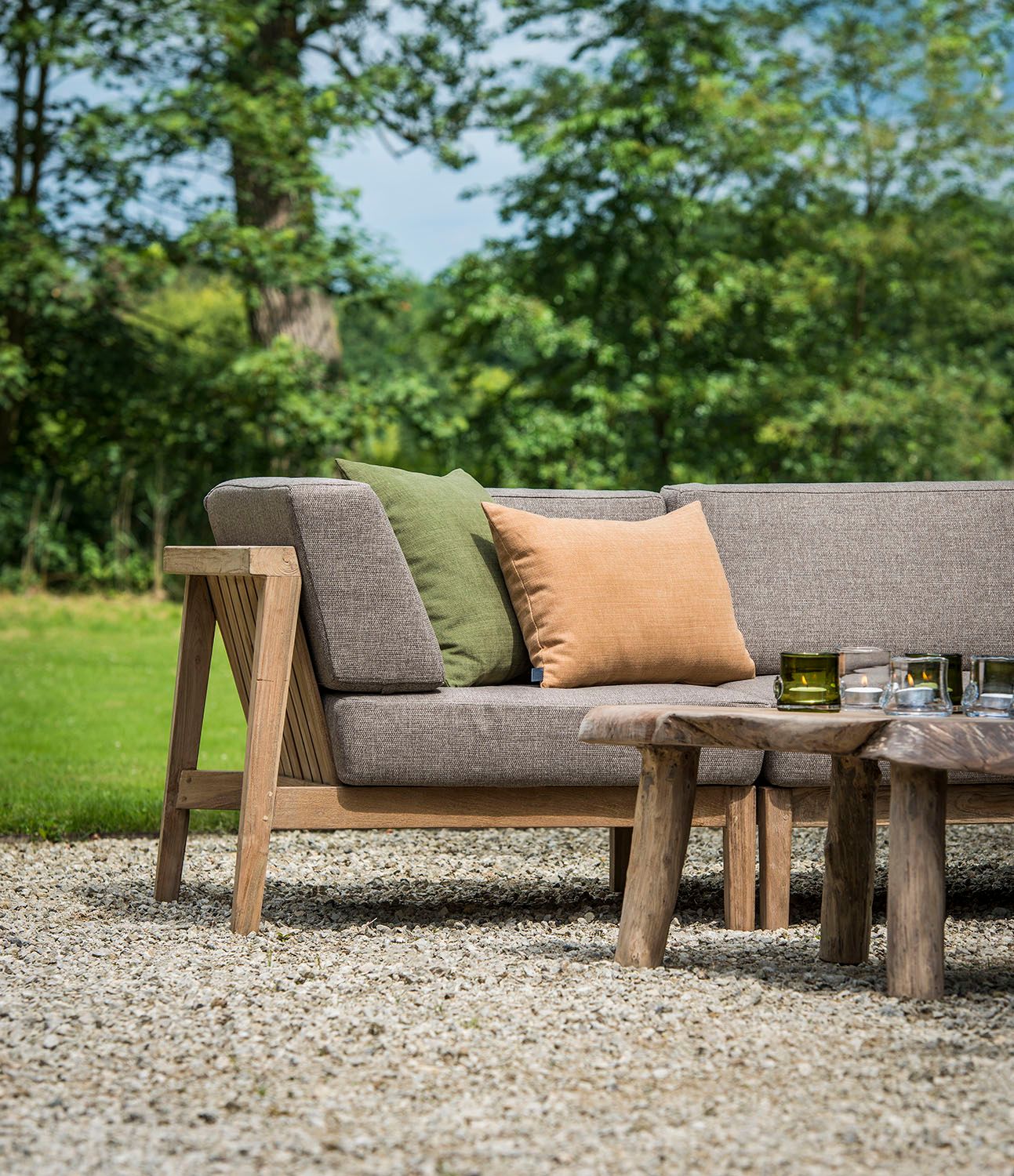 Modulare Outdoor-Lounge Copenhague von Gommaire – Beispiel für eine mögliche Zusammenstellung mehrerer Lounge-Elemente aus Teakholz mit Outdoor-Polstern