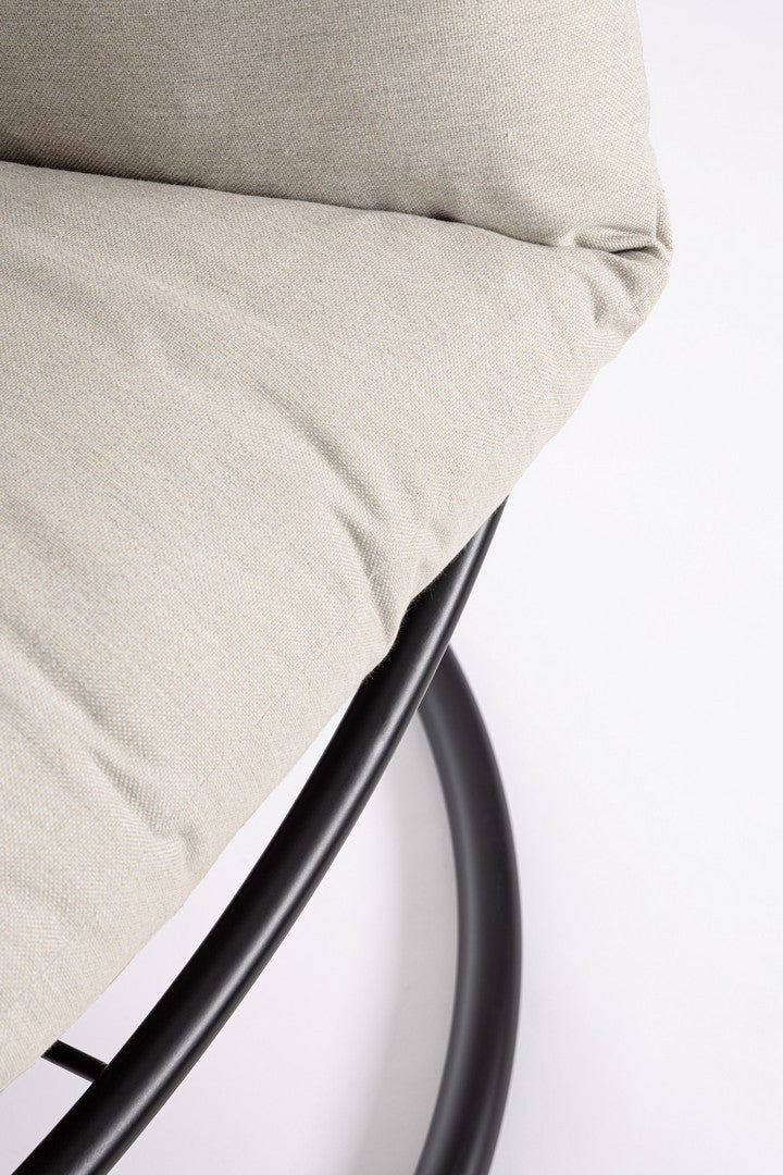 Hängesessel M-K Galapagos Sand mit wetterfestem Stahlgestell und komfortablen Polstern für den Outdoor-Bereich