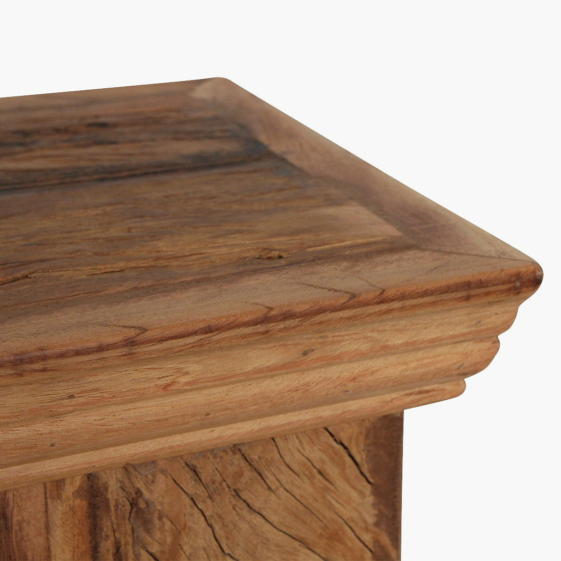 Detailansicht der Maserung und Holzstruktur des Sockels Grainwood