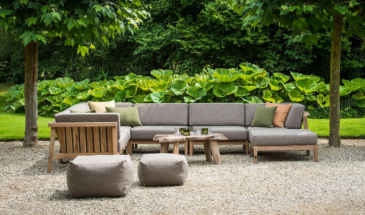 Modular aufgebaute Copenhague Lounge mit Hocker und Sofaelementen im Garten