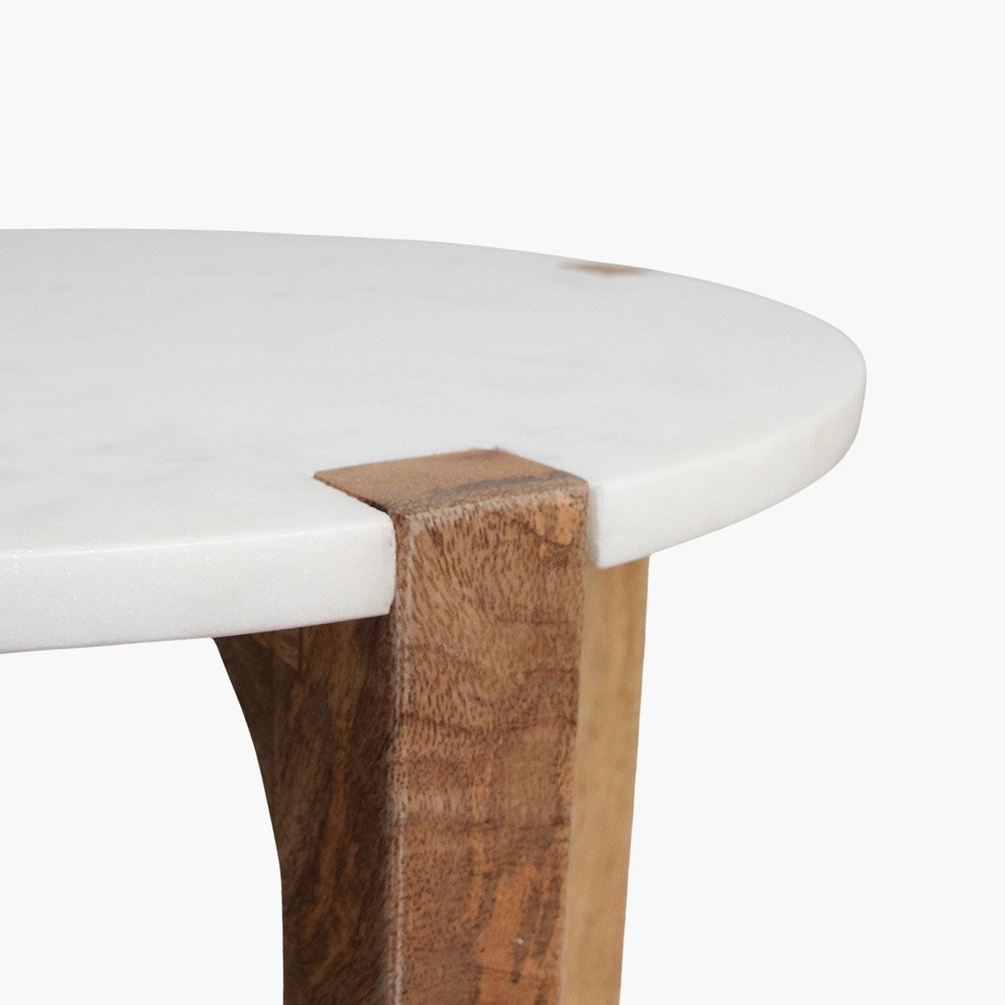 Runder Beistelltisch Heritage Marble aus weißem Marmor mit Holzgestell im Kreuzdesign – Designmöbel von STUFF Loft