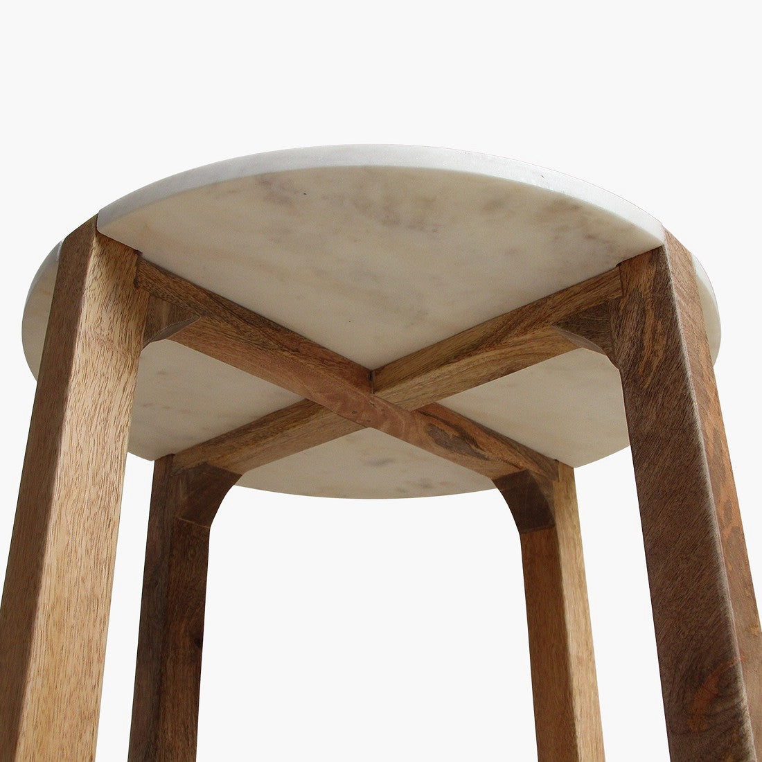 Runder Beistelltisch Heritage Marble aus weißem Marmor mit Holzgestell im Kreuzdesign – Designmöbel von STUFF Loft