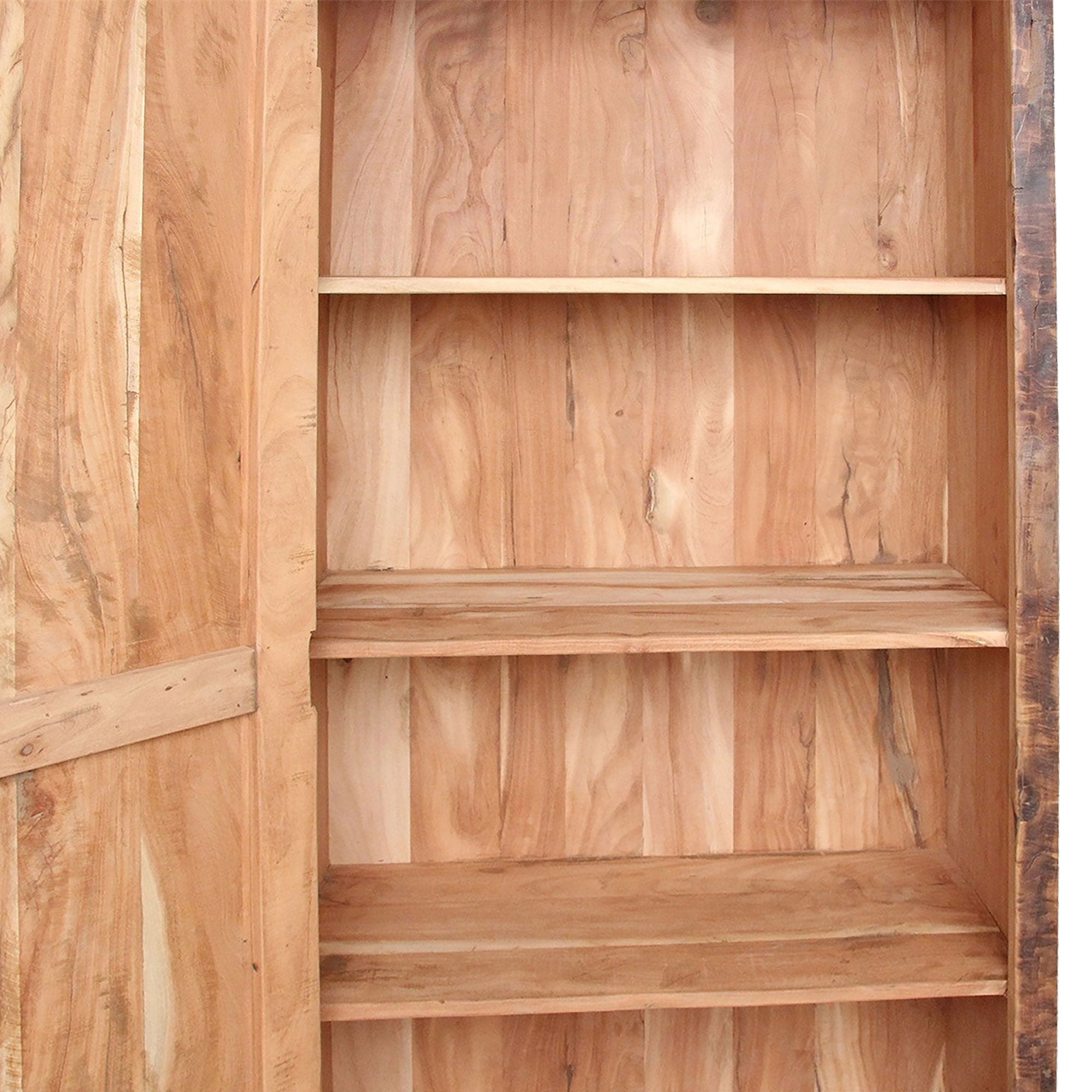 Detailansicht der Holzstruktur mit charakteristischen Gebrauchsspuren