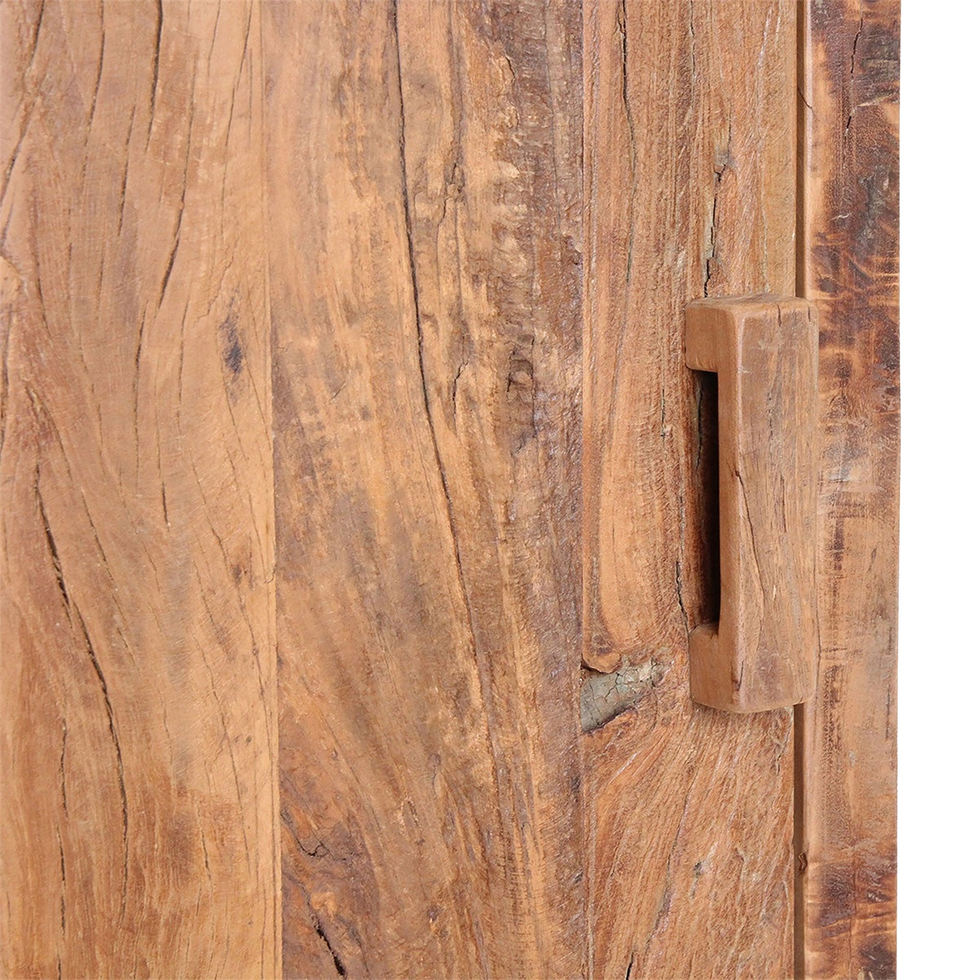 Detailansicht der Holzstruktur mit charakteristischen Gebrauchsspuren