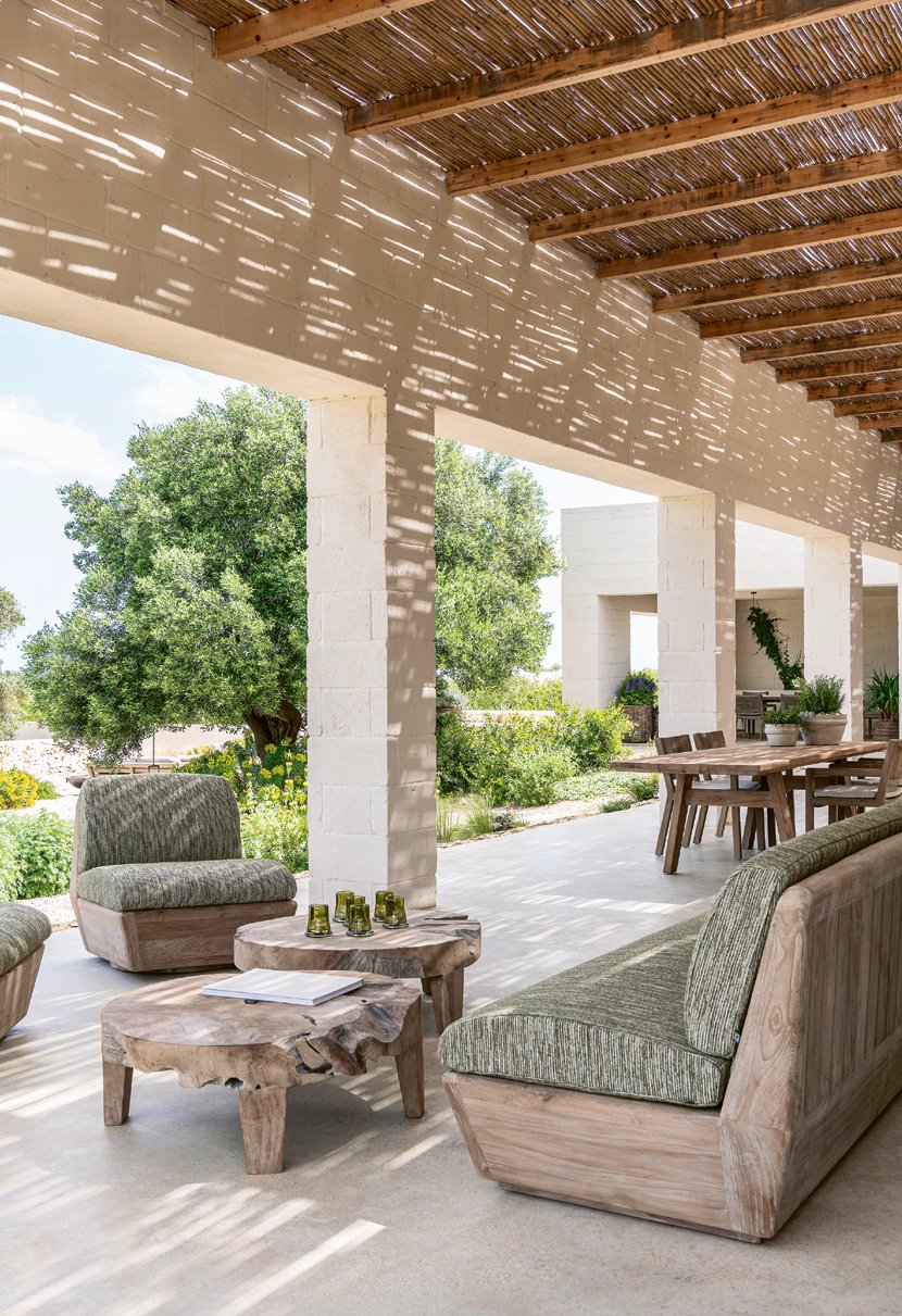 Outdoor-Sofa Jules aus Teakholz Natural Grey mit Polstern in Knelout, Knelout Deluxe, Ktextout oder Ktextout Deluxe | Gommaire Outdoor Kollektion bei STUFF Shop