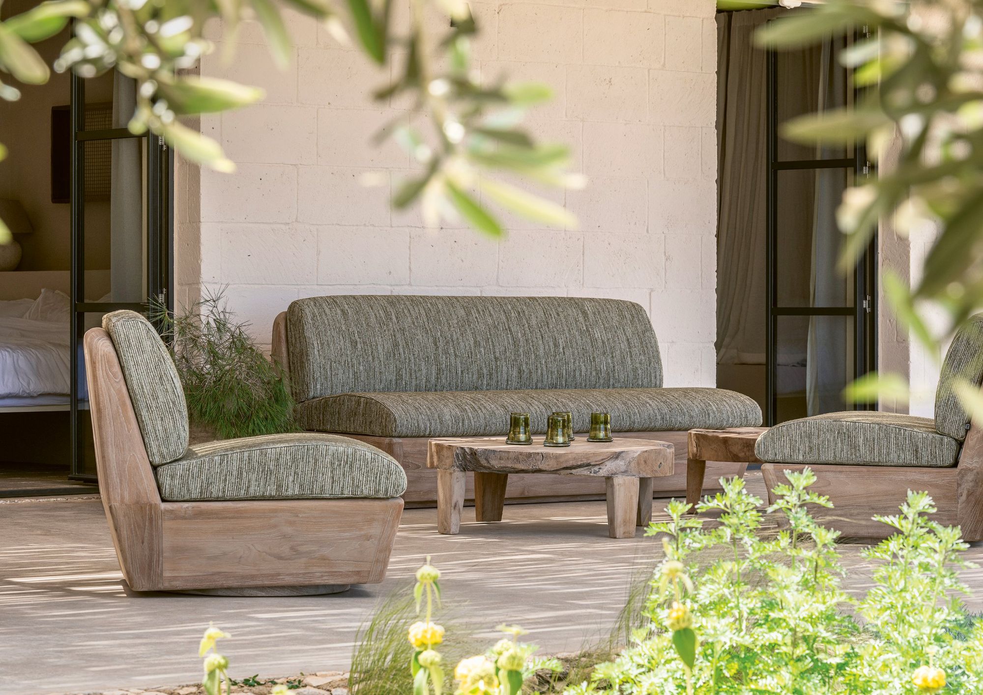 Outdoor-Sofa Jules aus Teakholz Natural Grey mit Polstern in Knelout, Knelout Deluxe, Ktextout oder Ktextout Deluxe | Gommaire Outdoor Kollektion bei STUFF Shop