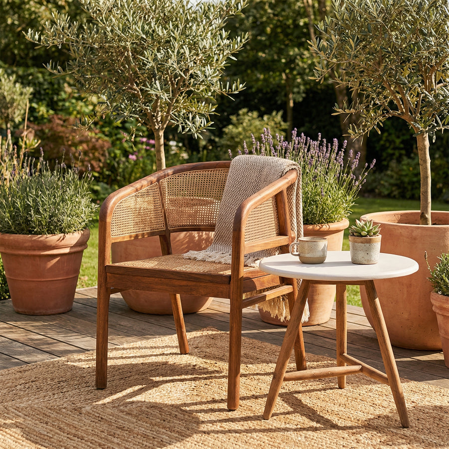 Armlehnenstuhl Imen aus Teakholz in Emas Brown mit PE Wicker – Outdoor-Stuhl aus der Gommaire Kollektion bei STUFF Shop