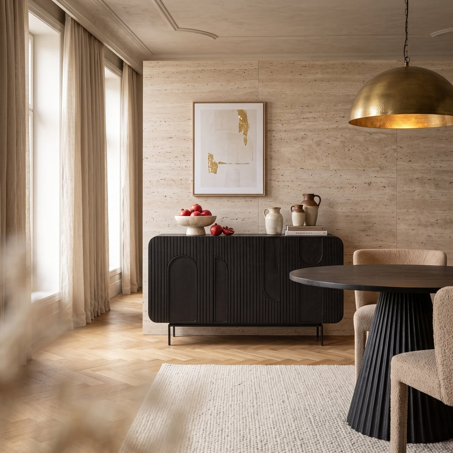 Sideboard Orissa 3-türig Schwarz von Bizzotto, Mangoholz, 145 x 42 x 82 cm, in der Wohnküche mit Esstisch Orissa