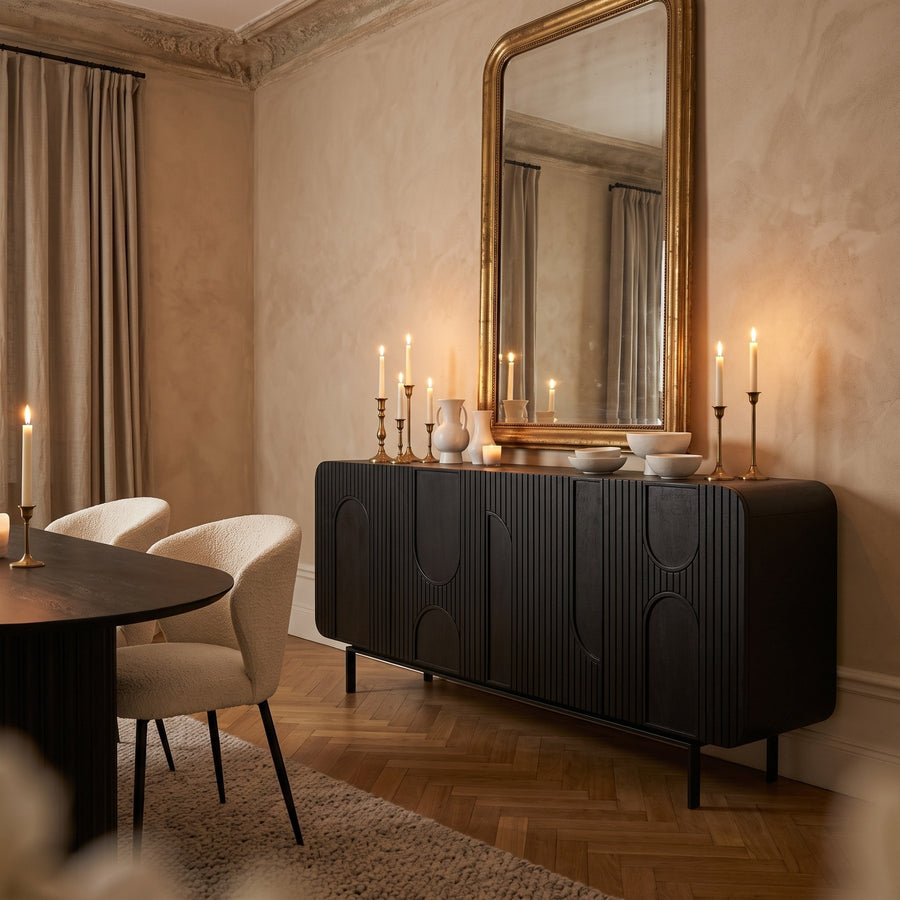 Sideboard Orissa 4-türig Schwarz von Bizzotto, Mangoholz, 180 x 42 x 82 cm, im Esszimmer am Abend mit Esstisch Orissa