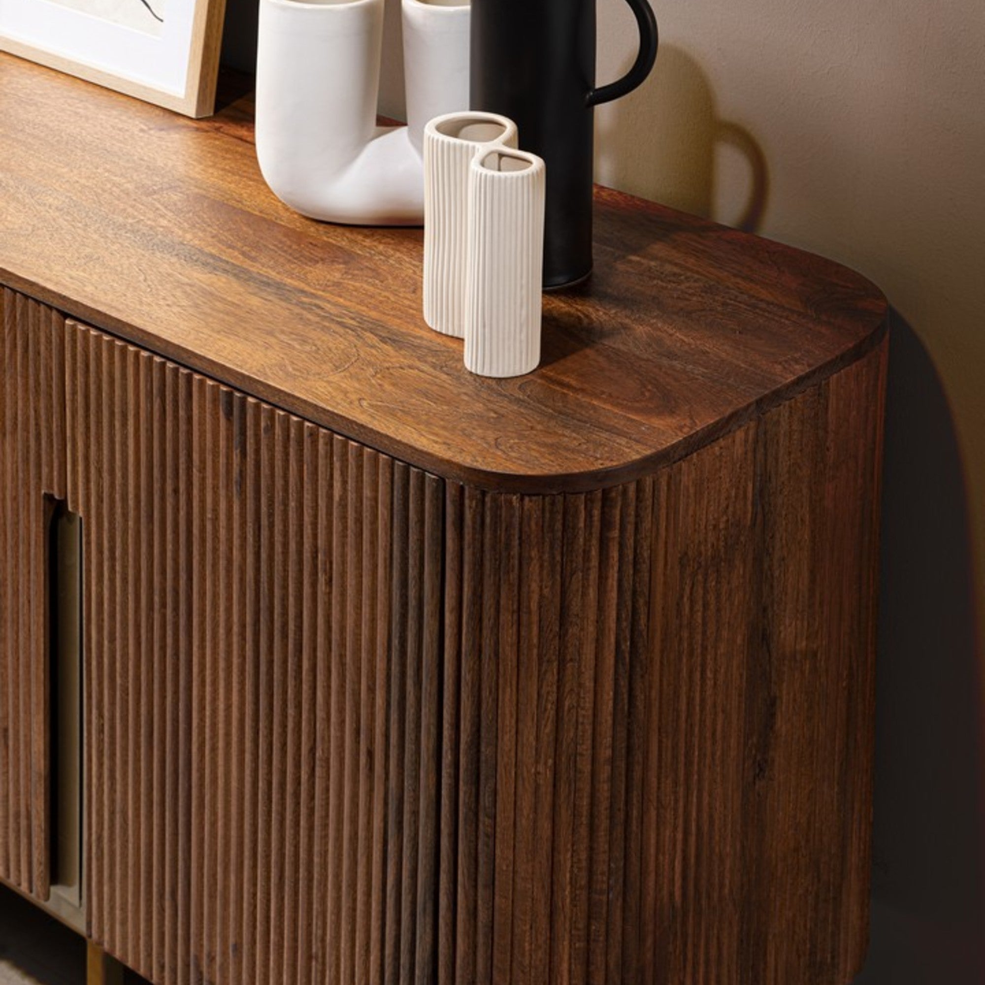 Sideboard Vilas von Bizzotto aus Mangoholz im eingerichteten Wohnraum, im STUFF Shop