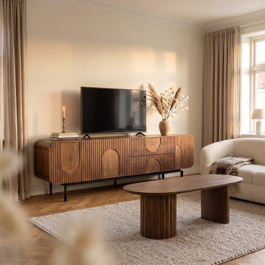 TV-Lowboard Orissa Braun von Bizzotto, Mangoholz, 172 x 44 x 55 cm, im Wohnzimmer mit Couchtisch Orissa