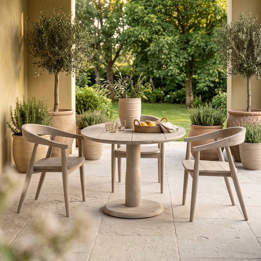 Bistrotisch Dita Oval Teak Natural Grey von Gommaire, Teak Natural Grey, 120 × 86 × H 76 cm, mit Armlehnstühlen Faye und Vase Simon auf der Gartenterrasse