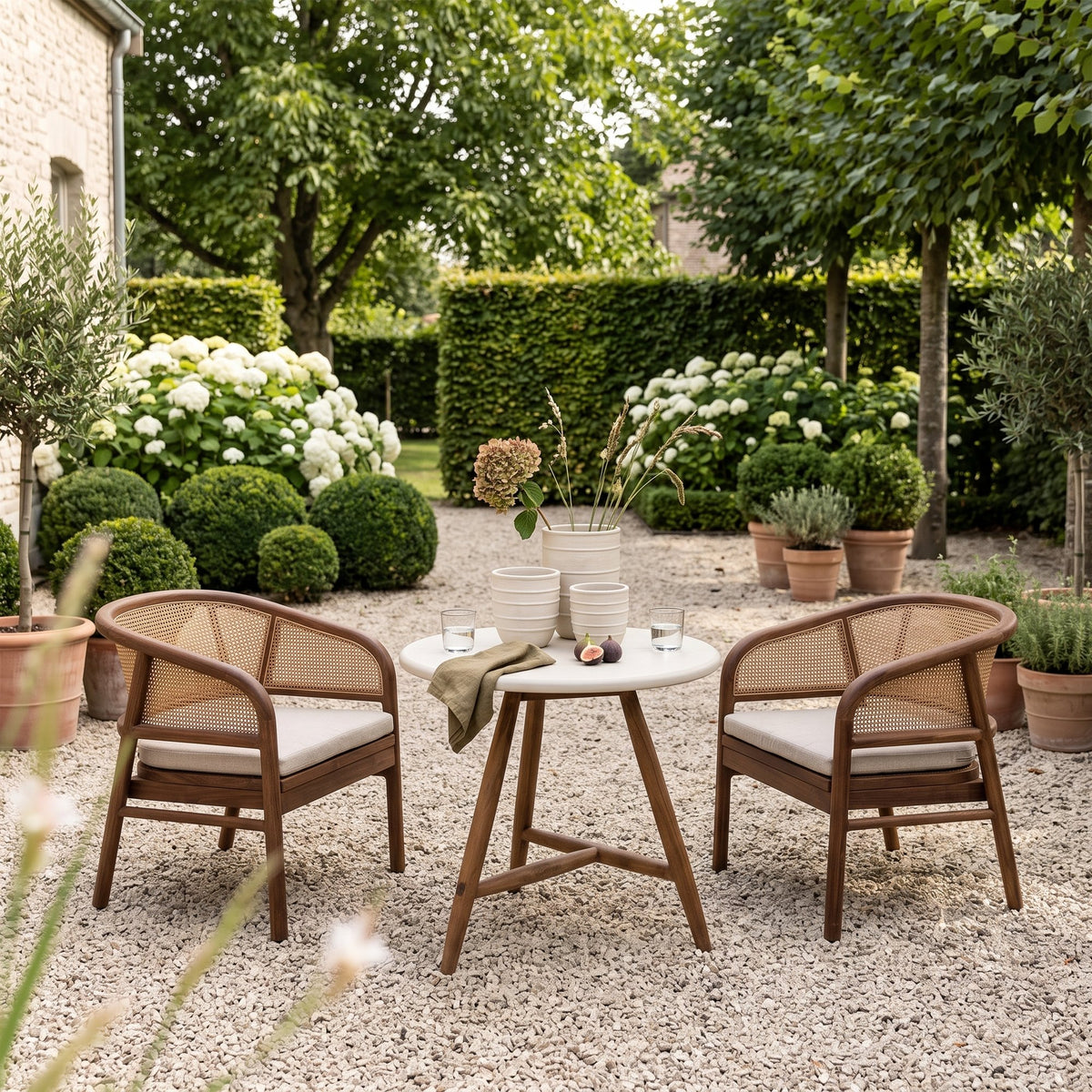 Bistrotisch Faye rund Beton Teak Emas Brown Low von Gommaire, Beton und Teak Emas Brown, Ø 75 × H 69 cm, Ambiente mit Outdoor Sesseln Imen und Vase Simon im Kiesgarten
