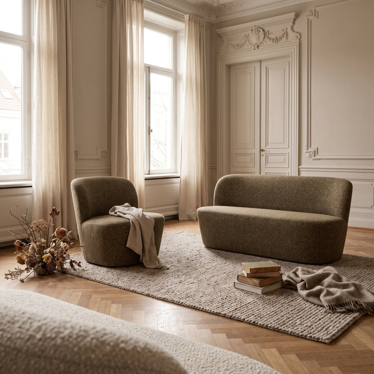 Clubsessel Julian Braun von Gommaire, Polsterstoff, braun meliert, Gommaire-Stoff GOM004, B 66 × T 73,5 × H 67,5 cm, Interiorbild im Altbau-Wohnzimmer, mit dem Sofa Julian