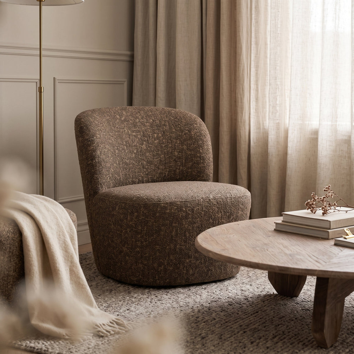 Clubsessel Julian Braun von Gommaire, Polsterstoff, braun meliert, Gommaire-Stoff GOM004, B 66 × T 73,5 × H 67,5 cm, Nahaufnahme im Schlafzimmer, mit dem Couchtisch Day