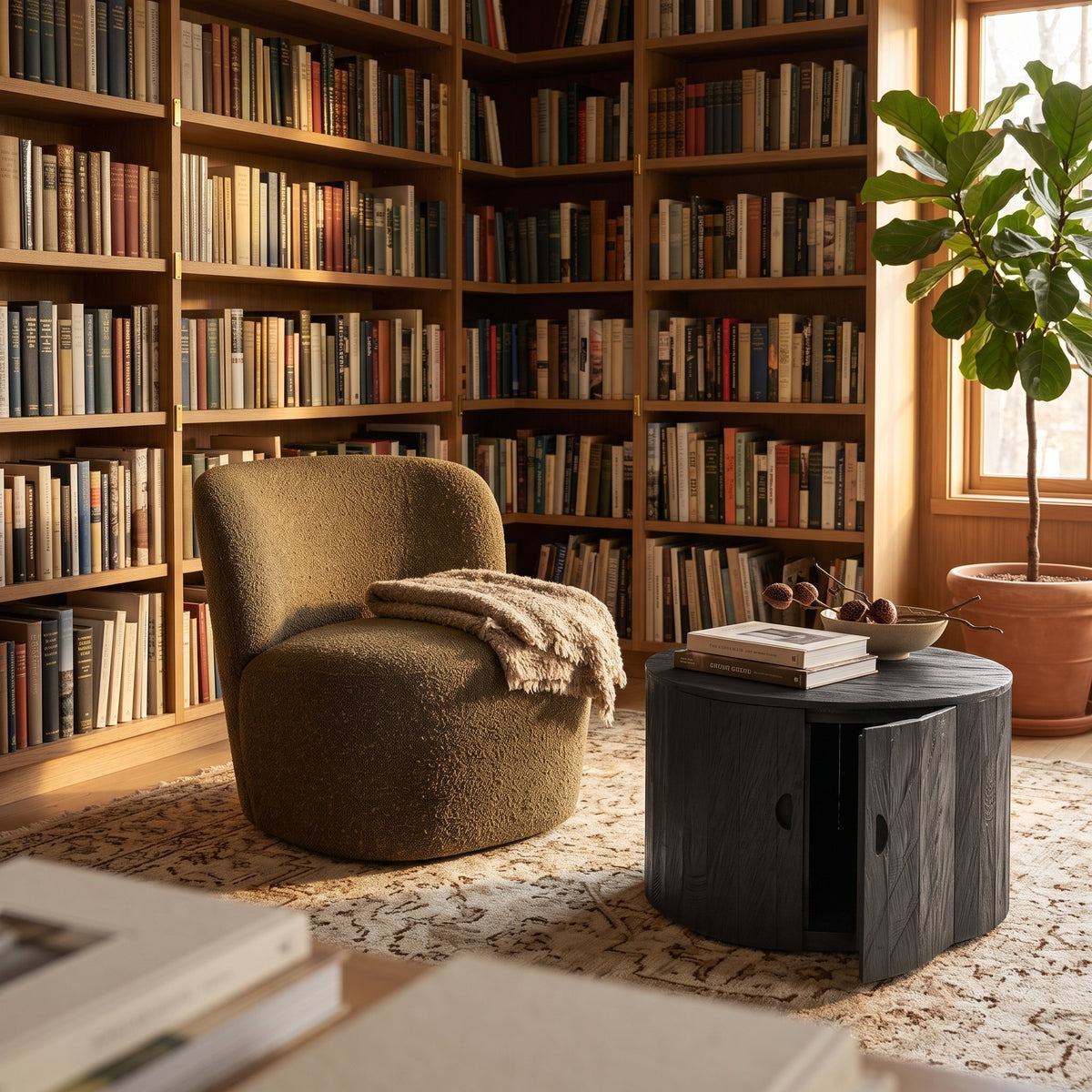 Clubsessel Julian Braun von Gommaire, Polsterstoff, braun meliert, Gommaire-Stoff GOM004, B 66 × T 73,5 × H 67,5 cm, Interiorbild in der Bibliothek, mit dem Couchtisch Orly
