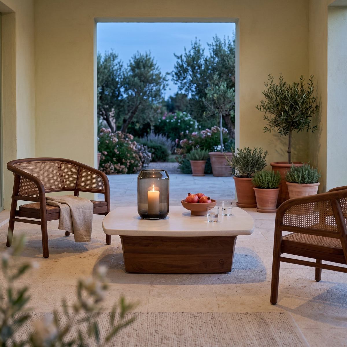 Couchtisch Boa Teak Emas Brown mit Betonplatte Large von Gommaire, Teak Emas Brown und Beton, 90 × 90 × H 28 cm, zwischen Outdoor Sesseln Imen mit Windlicht Daniel in der Loggia