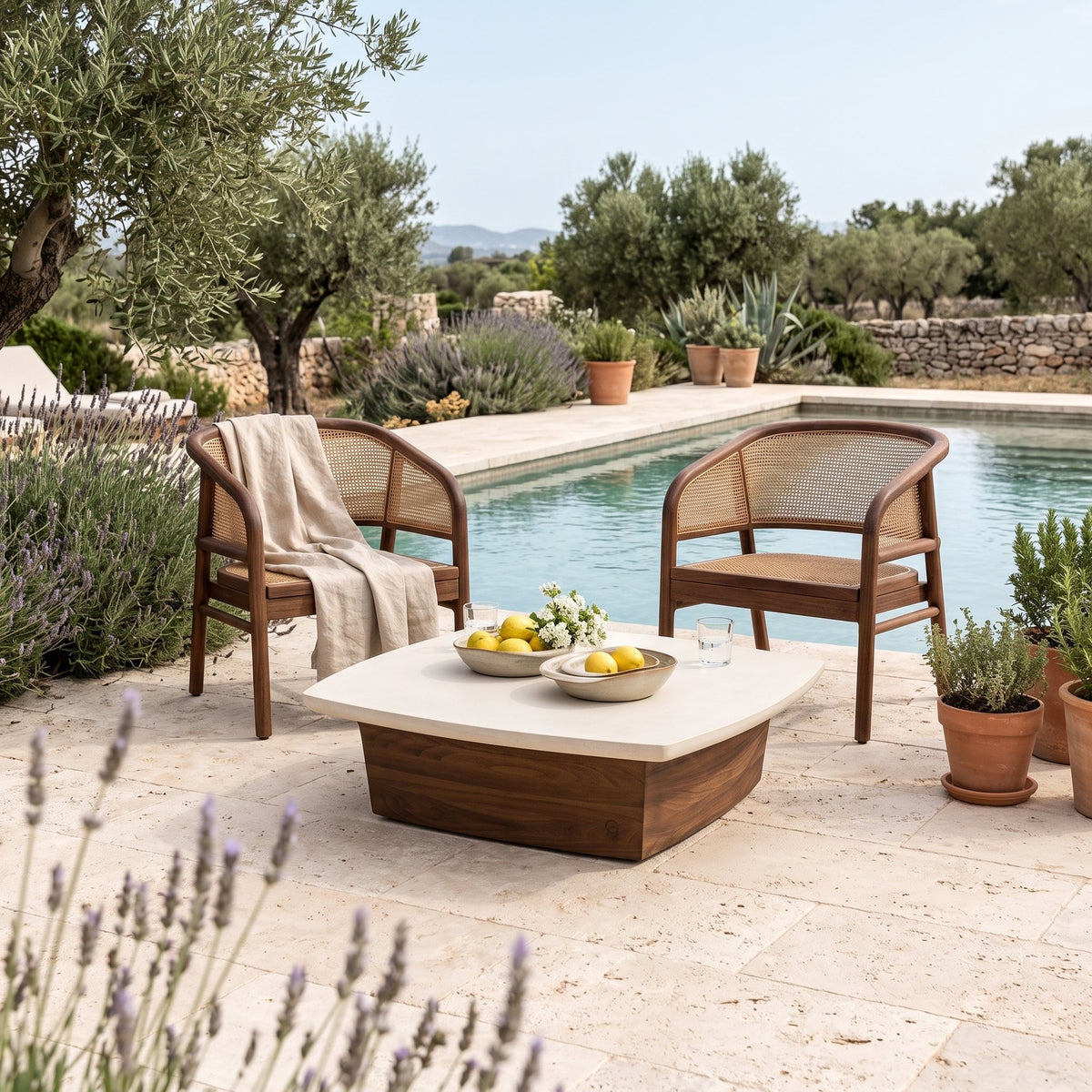 Couchtisch Boa Teak Emas Brown mit Betonplatte Large von Gommaire, Teak Emas Brown und Beton, 90 × 90 × H 28 cm, vor Outdoor Sesseln Imen mit Schale Ali am Pool