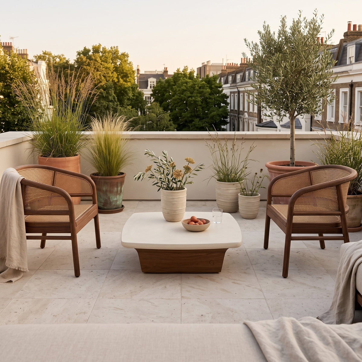 Couchtisch Boa Teak Emas Brown mit Betonplatte Small von Gommaire, Teak Emas Brown und Beton, 75 × 75 × H 22 cm, zwischen Outdoor Sesseln Imen mit Vase Simon auf der Dachterrasse