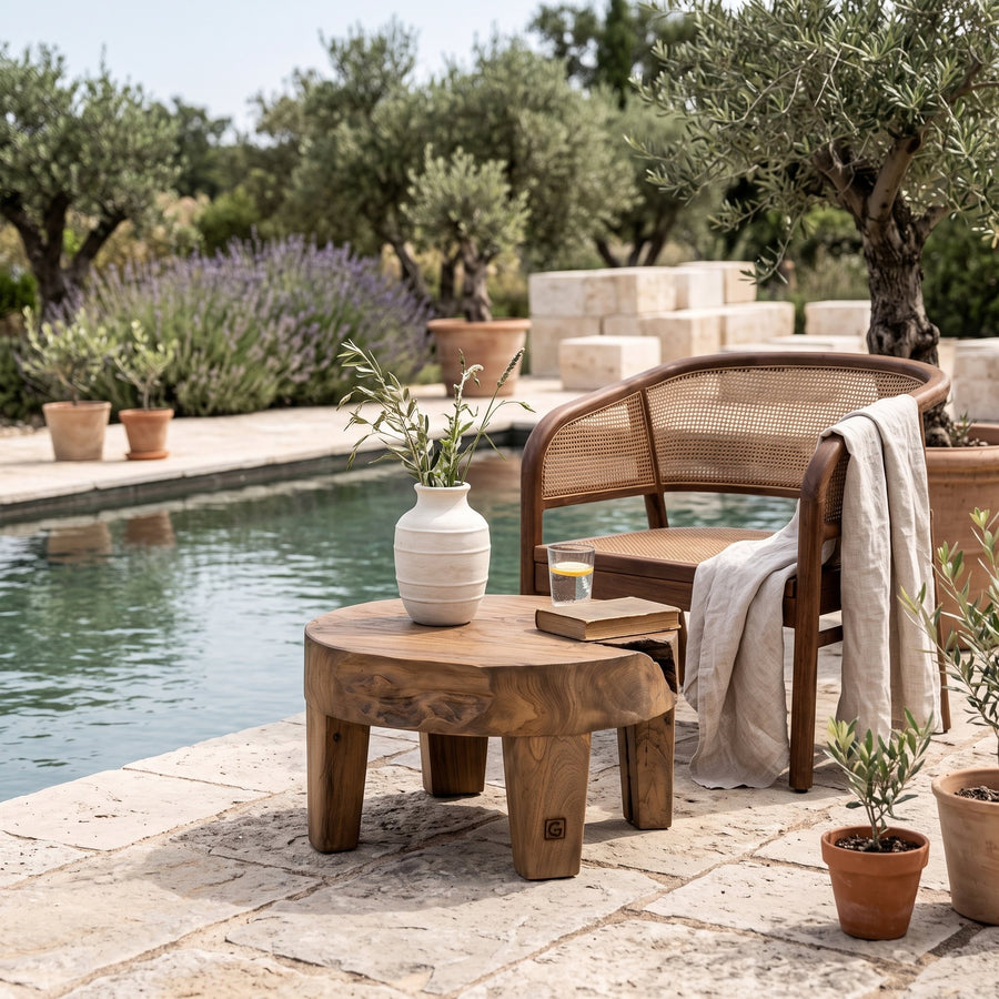 Couchtisch Samba Teakwurzel Emas Brown Small von Gommaire, Teakwurzel Emas Brown, Ø 50 × H 28 cm, Nahaufnahme neben dem Outdoor Sessel Imen mit Vase Simon am Pool