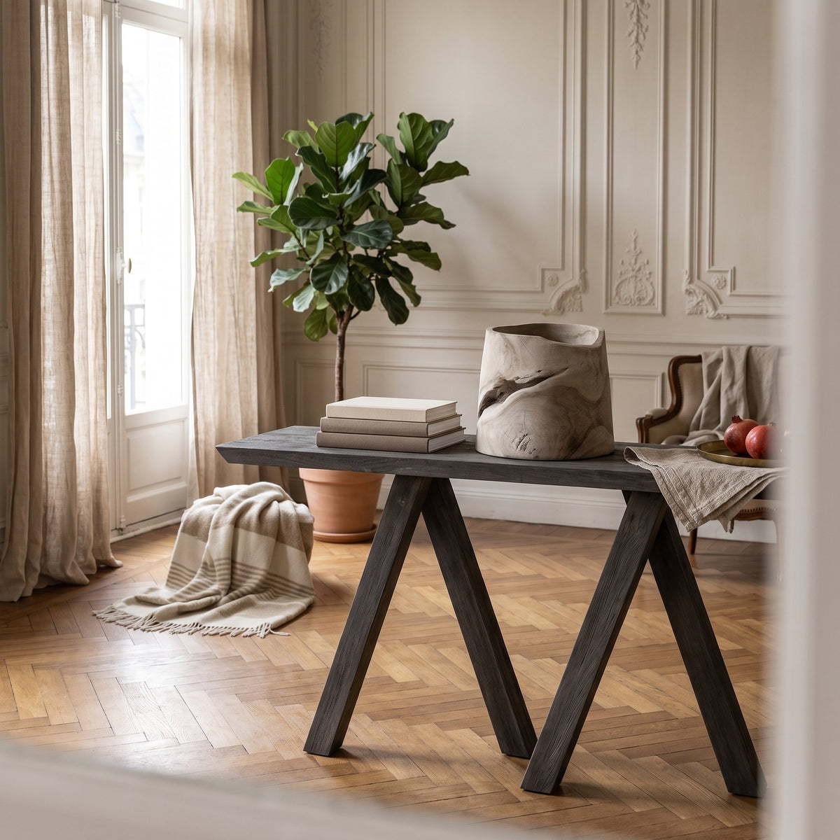 Dekotopf Binta Teakwurzel Natural Grey von Gommaire, Teakwurzel Natural Grey, Ø 31 × H 27 cm, Interiorbild im Altbau-Wohnzimmer, auf der Konsole Christo