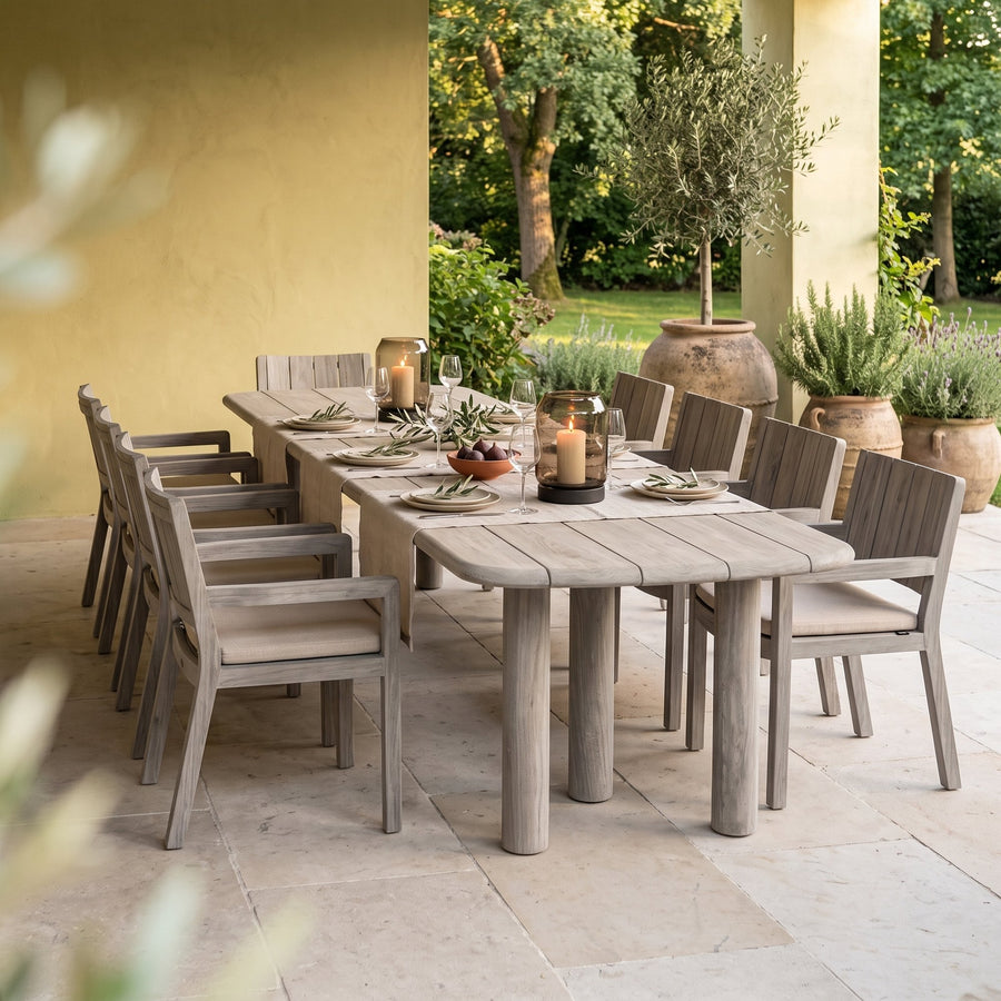 Esstisch Carlo Teak Natural Grey 350 cm von Gommaire, Teak Natural Grey, 350 × 114 × H 76 cm, Interiorbild mit Armlehnenstühlen Mario und Windlicht Daniel auf der Gartenterrasse
