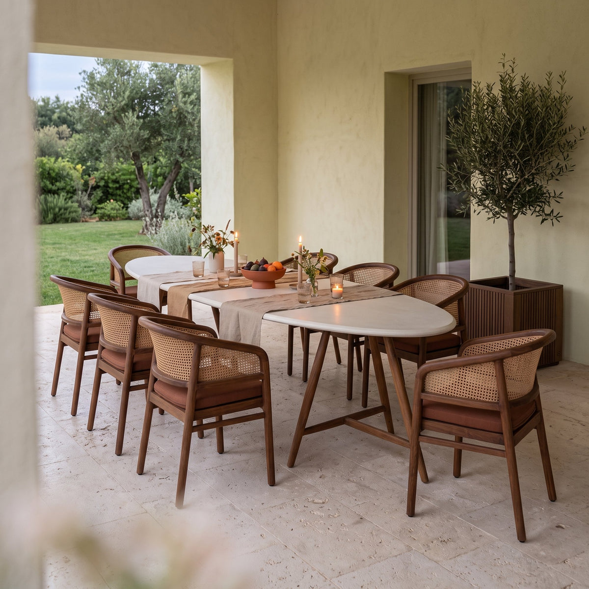 Esstisch Faye oval Beton Teak Emas Brown von Gommaire, Beton und Teak Emas Brown, 250 × 105 × H 76 cm, Ambiente mit Armlehnenstühlen Imen und Pflanzkübel Nora in der Loggia