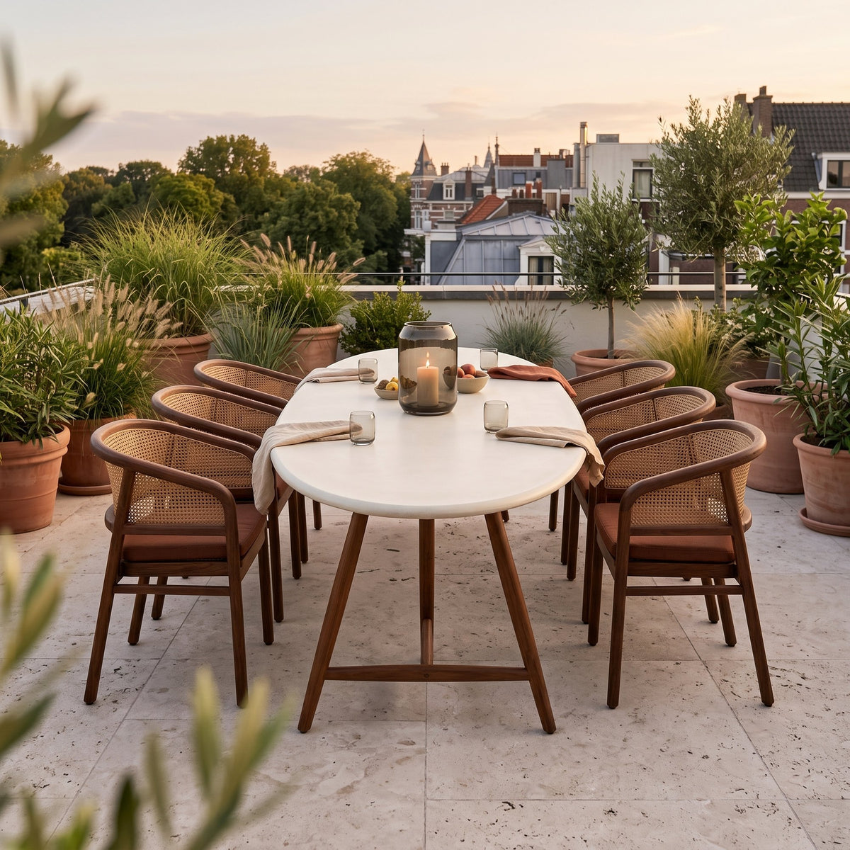Esstisch Faye oval Beton Teak Emas Brown von Gommaire, Beton und Teak Emas Brown, 250 × 105 × H 76 cm, Ambiente mit Armlehnenstühlen Imen und Windlicht Daniel auf der Dachterrasse