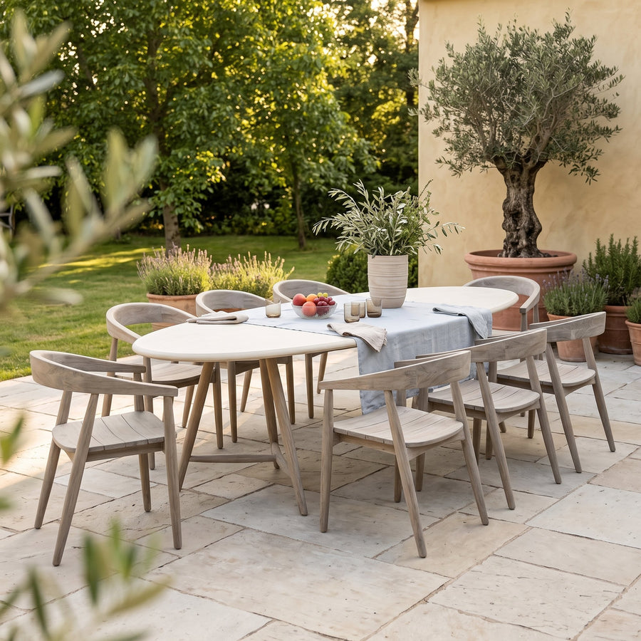 Esstisch Faye oval Beton Teak Natural Grey von Gommaire, Beton und Teak Natural Grey, 250 × 105 × H 76 cm, Interiorbild mit Armlehnstühlen Faye und Vase Simon auf der Gartenterrasse