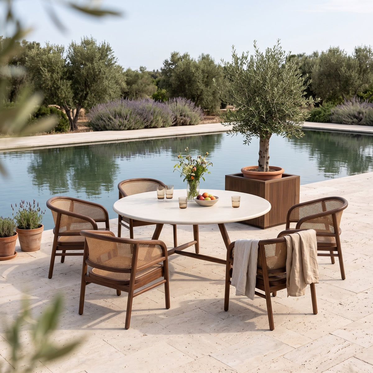 Esstisch Faye rund Beton Teak Emas Brown XL Low von Gommaire, Beton und Teak Emas Brown, Ø 170 × H 69 cm, Ambiente mit Outdoor Sesseln Imen und Pflanzkübel Nora am Pool