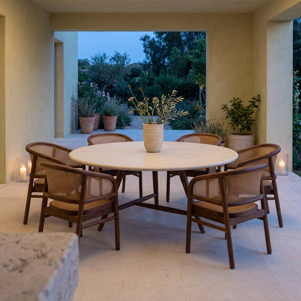 Esstisch Faye rund Beton Teak Emas Brown XL Low von Gommaire, Beton und Teak Emas Brown, Ø 170 × H 69 cm, Ambiente mit Outdoor Sesseln Imen und Vase Simon in der Loggia