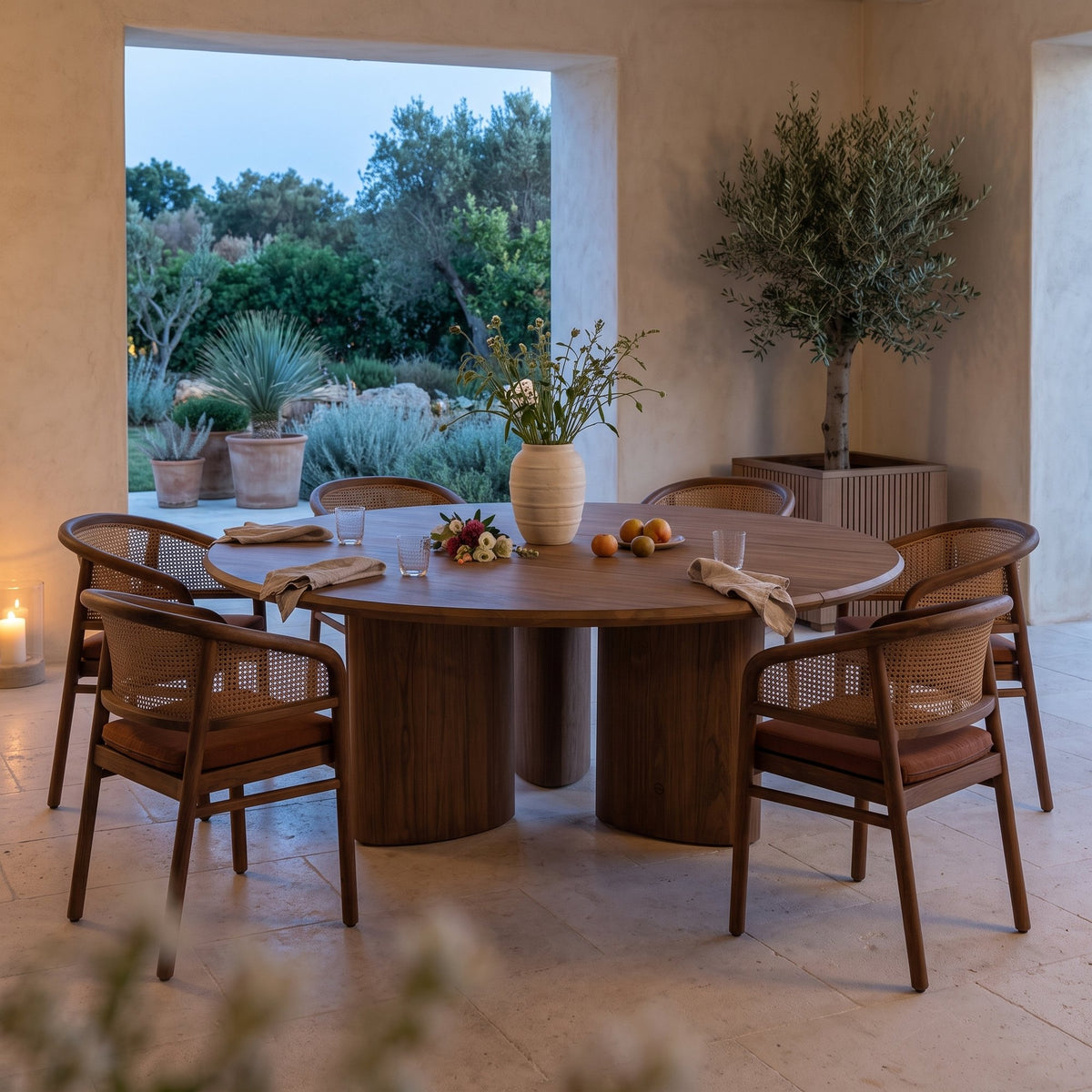 Esstisch Imen rund Teak Emas Brown von Gommaire, Teak Emas Brown, Ø 200 × H 76 cm, mit Armlehnenstühlen Imen, Vase Simon und Pflanzkübel Nora in der Loggia