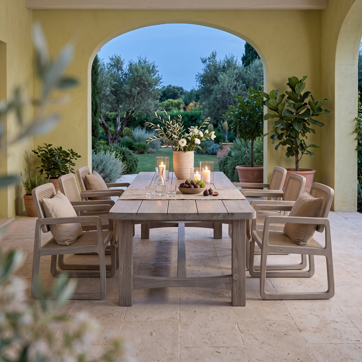 Esstisch Jacoba Small Teak Natural Grey Low von Gommaire, Teak Natural Grey, 270 × 102 × H 69 cm, Ambiente mit Loungesesseln Sally Open Weave und Vase Simon in der Loggia