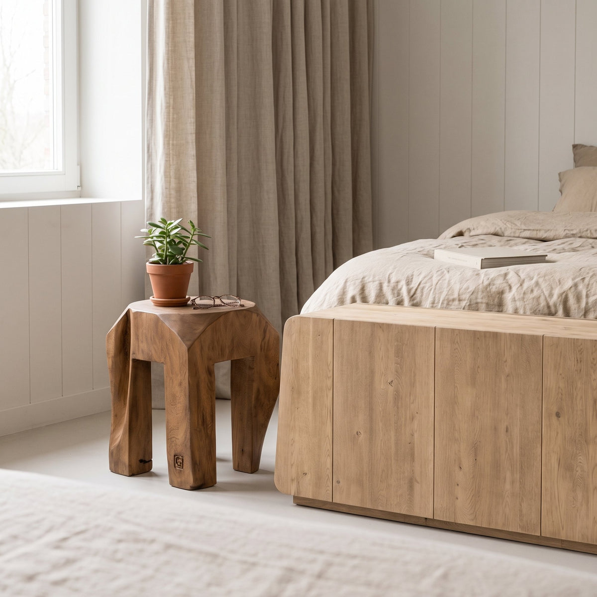 Hocker Alila Teakwurzel Emas Brown von Gommaire, Teakwurzel Emas Brown, B 30 × T 30 × H 40 cm, Nahaufnahme mit Sideboard Vincent im Schlafzimmer