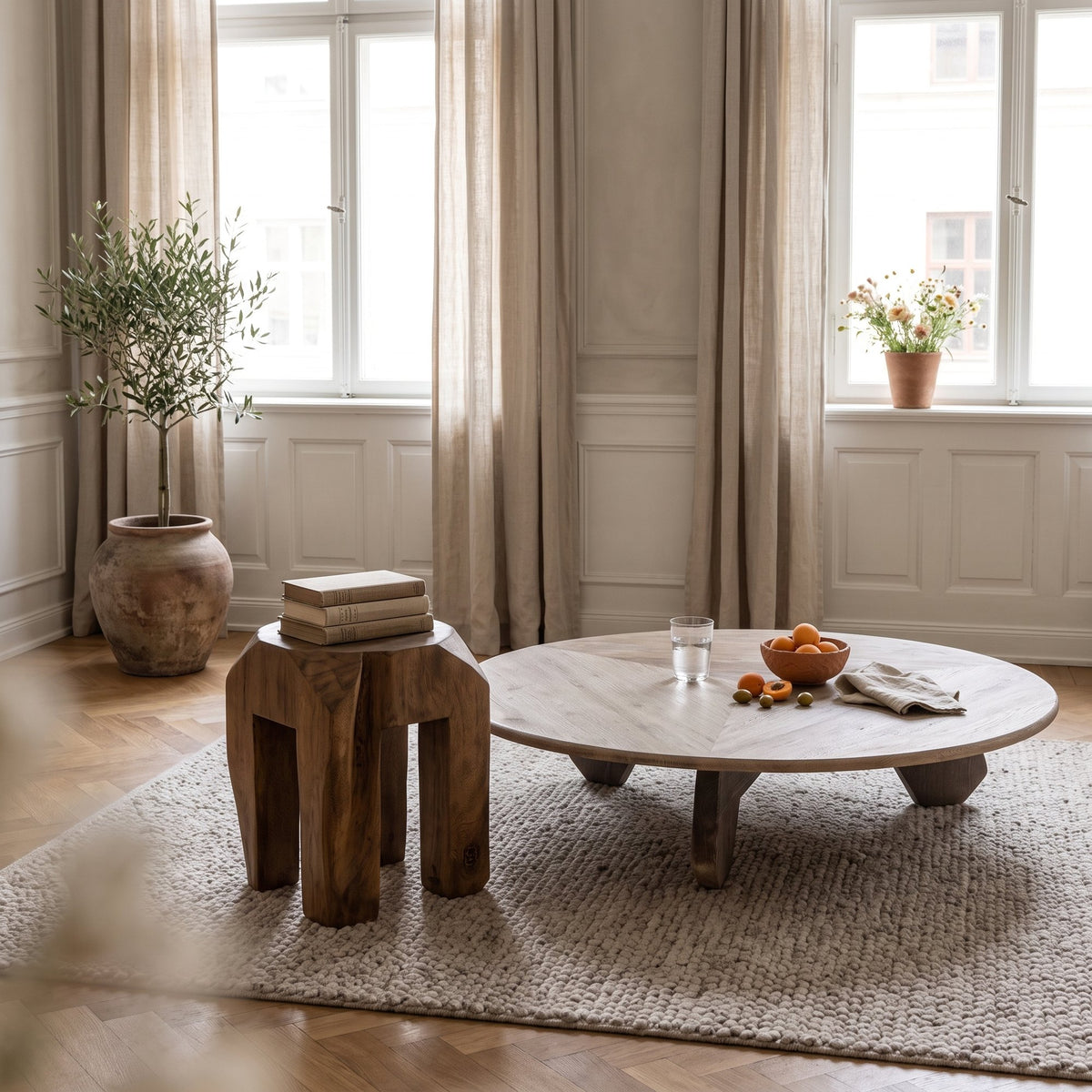 Hocker Alila Teakwurzel Emas Brown von Gommaire, Teakwurzel Emas Brown, B 30 × T 30 × H 40 cm, Interiorbild neben dem Couchtisch Day im Altbau-Wohnzimmer