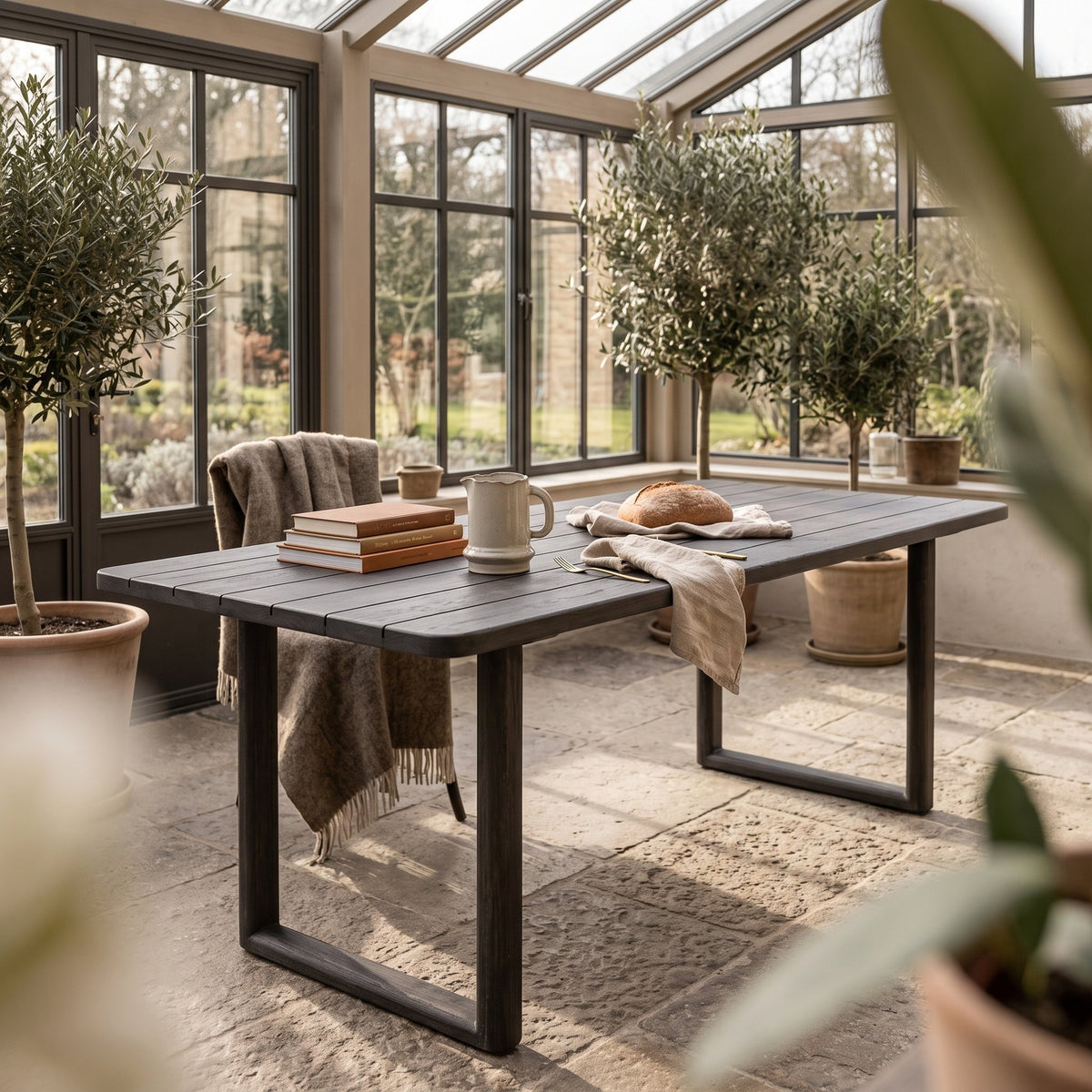 Krug Ali Terracotta Sandbraun Small von Gommaire, Terracotta Sandbraun, B 16 × T 10 × H 15 cm, Interiorbild im Wintergarten am Esstisch, auf dem Esstisch Justin