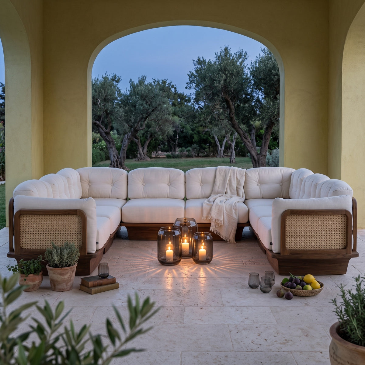 Modulsofa Boa Teak Emas Brown von Gommaire als U-Lounge mit Windlicht Daniel Rauchglas in der Loggia am Abend
