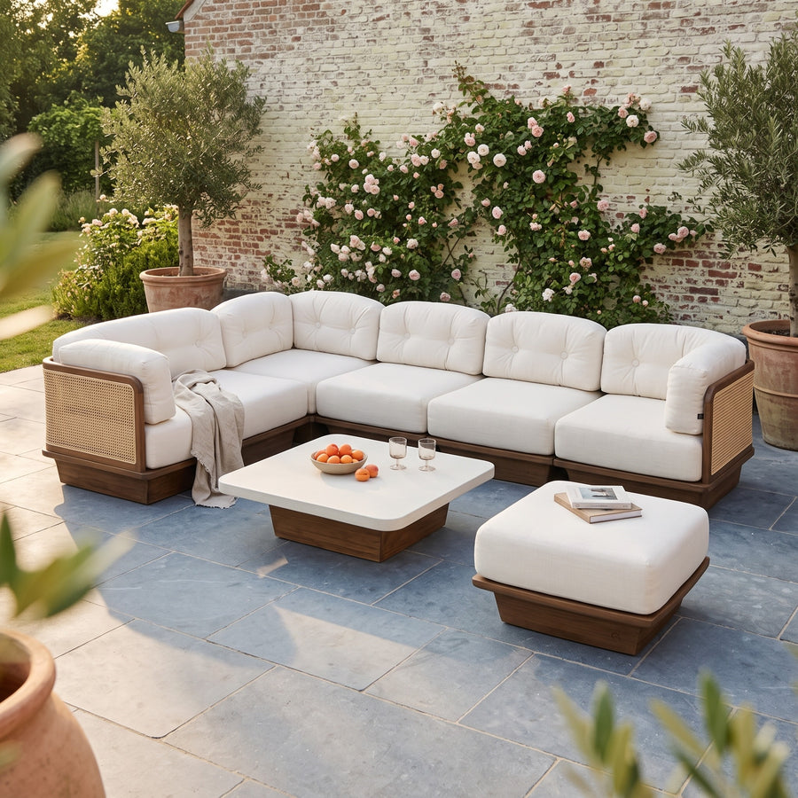 Modulsofa Boa Teak Emas Brown von Gommaire als L-Ecklounge aus Eckelement, Mittelelementen, Element rechts und Ottomane, mit Couchtisch Boa mit Betonplatte Large auf der Gartenterrasse