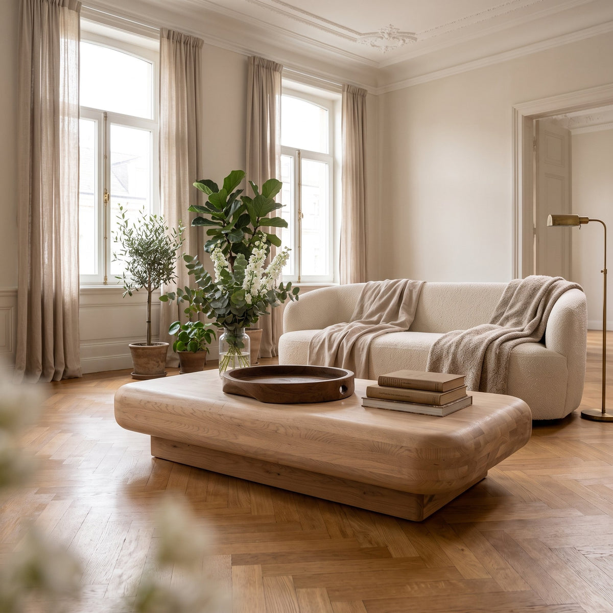 Schale Low Round Teak Emas Brown Medium von Gommaire, Teak Emas Brown, Ø 32 × H 5 cm, Interiorbild im Altbau-Wohnzimmer, auf dem Couchtisch Rowan