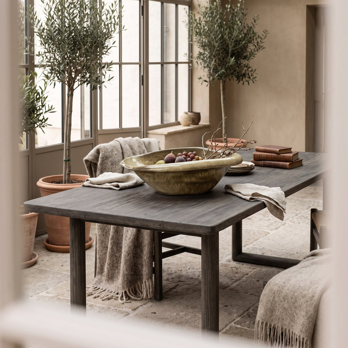 Schale oval Ali Terracotta Moosgrün High von Gommaire, Terracotta Moosgrün, B 24 × T 40 × H 15 cm, Interiorbild im Wintergarten am Esstisch, auf dem Esstisch Justin