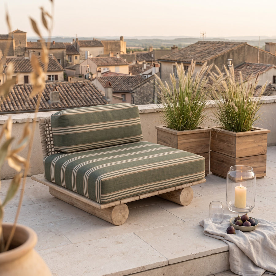 Sessel Edge Teak Natural Grey von Gommaire mit Pflanzkübel Ferdy und Windlicht Daniel Klarglas auf der Dachterrasse