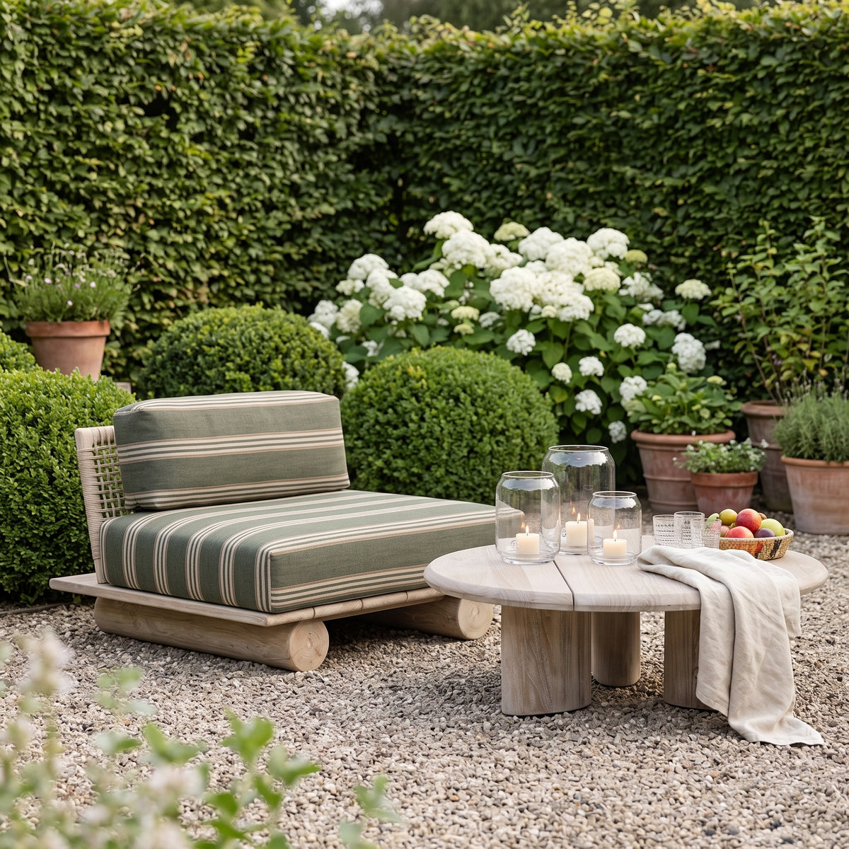 Sessel Edge Teak Natural Grey von Gommaire mit Couchtisch Imen rund Teak Natural Grey Large und Windlicht Daniel Klarglas im Kiesgarten