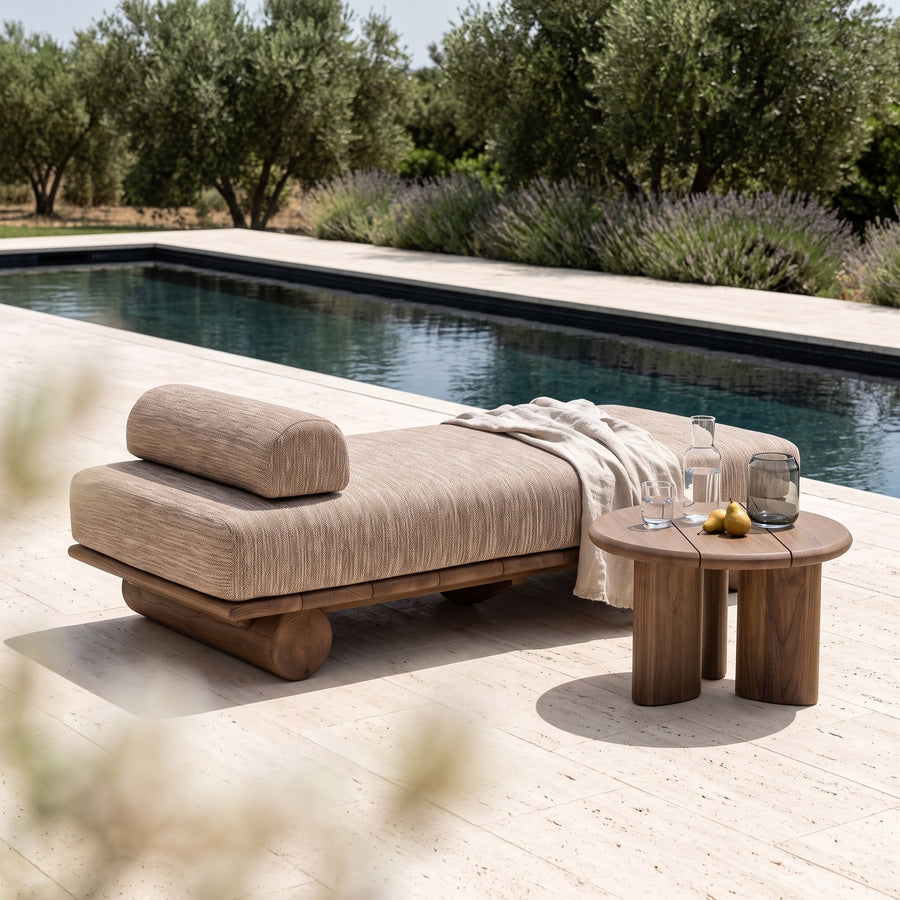 Sonnenliege Edge Teak Emas Brown von Gommaire mit Couchtisch Imen rund Teak Emas Brown Small als Beistelltisch am Pool