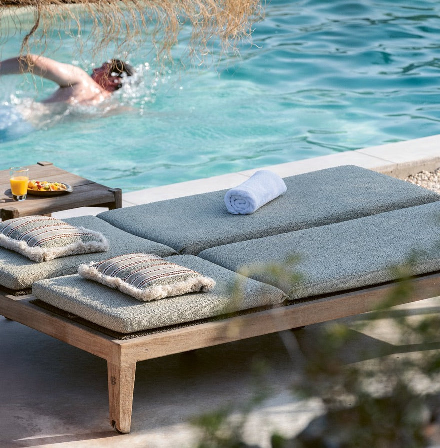 Gommaire Sonnenliege Lisa Double aus Teakholz mit optionalem Polster am Pool | wetterfeste Outdoor-Liege für zwei Personen.